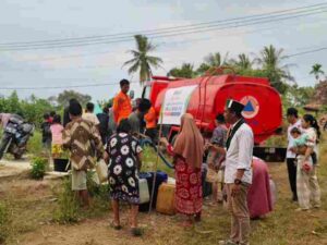 Dilanda Kekeringan, HMI dan BPBD Gercep Salurkan Air Bersih Untuk Masyarakat