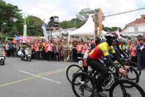 Polres Pematangsiantar Amankan Jalur Cabor Road Bike Pon XXI Aceh – Sumut 2024