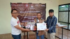 Pemberian Sertifikat Kepada Pemateri Bawaslu Kabupaten Bekasi