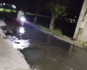 Warga Sukakarsa Keluhkan Jalanan Becek, Saluran Air di Depan Musolah Riyadul Falah Tersumbat Sampah!