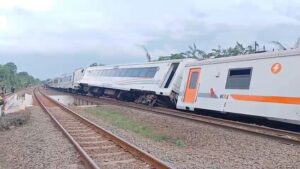 KA Purwojaya Anjlok di Kedunggedeh, Jalur Hulu Ditutup Sementara