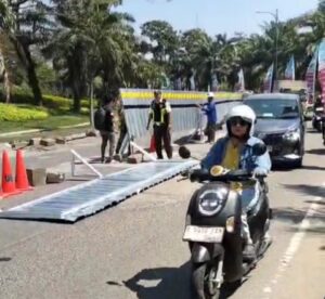 Pagar Pembatas Proyek di Cikarang Utara Rubuh Timpa Mobil, Korban Keluhkan Sikap Kontraktor